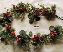 гирлянда еловая с шишками и красными ягодами