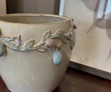 Ваза-кашпо с ягодами