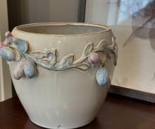 Ваза-кашпо с ягодами