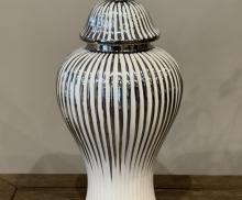 Декоративный сосуд с крышкой